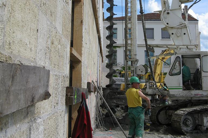 Réalisation de fondations par pieux à 60 cm d'un mur pour le Quai Bacalan de Bordeaux